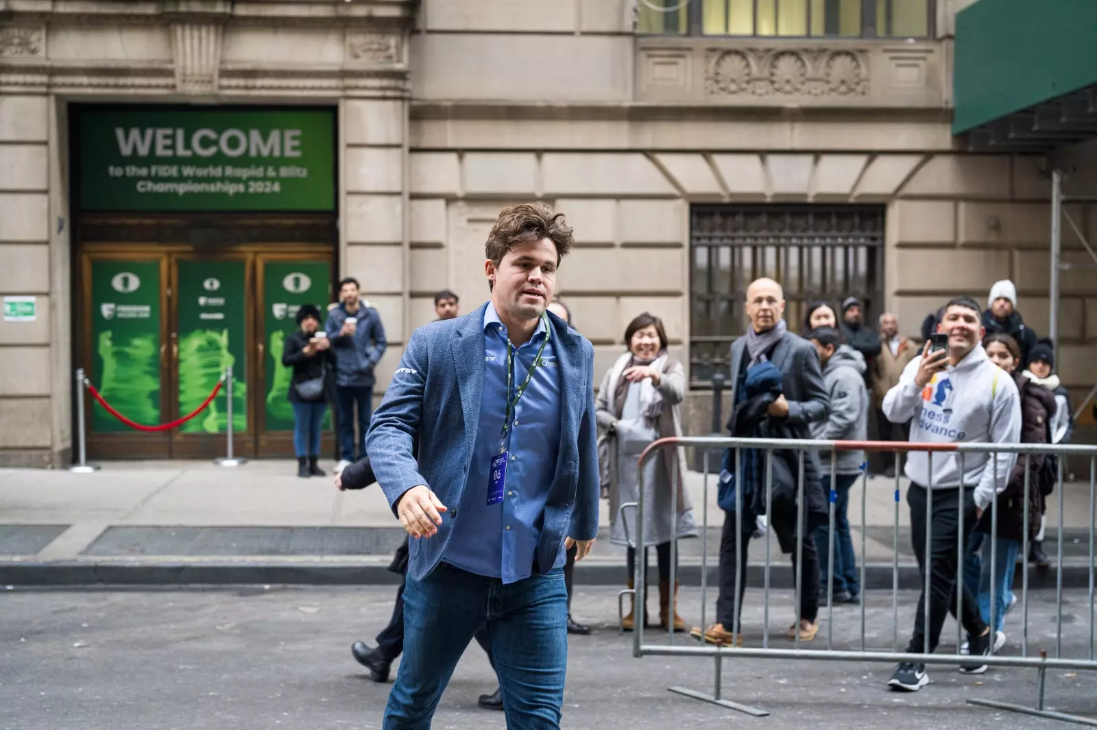 Magnus Carlsen Lelang Celana Jeans Super Kontroversial sampai 1 Maret